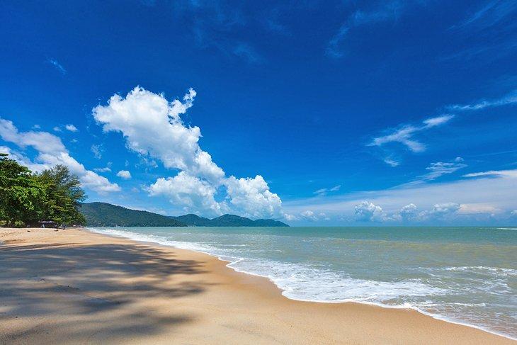 La playa de Batu Ferringhi
