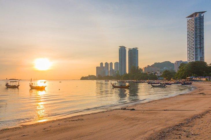 Amanecer en la playa de Tanjung Bungah
