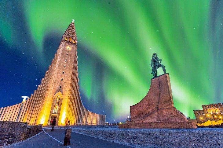 Aurore boréale au-dessus de l'église Hallgrimskirkja à Reykjavik