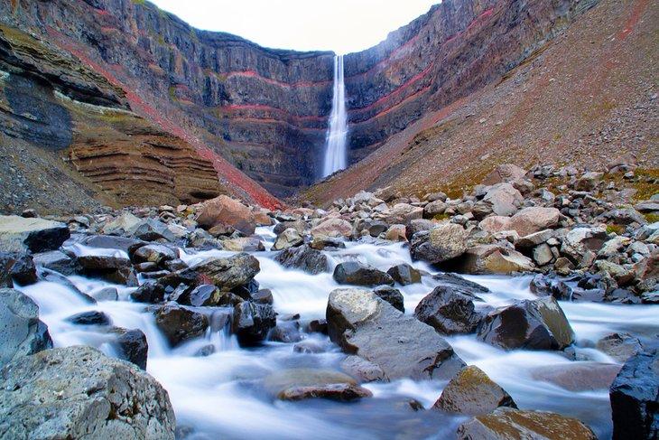 Cascade Hengifoss près d'Egilsstadir