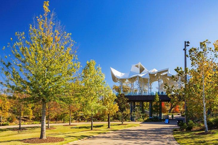 Colores otoñales en el Gathering Place en Tulsa, Oklahoma