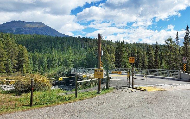 Valla para osos alrededor del camping de tiendas en Lake Louise