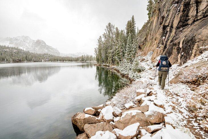 Senderismo en la nieve junto a un lago en Idaho