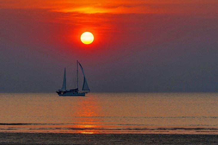 Crucero al atardecer frente a Mindi Beach