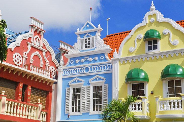 Edificios coloridos neerlandeses en Oranjestad