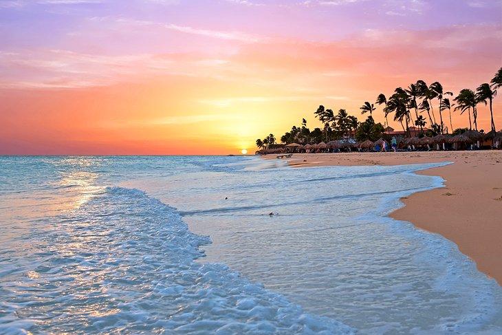 Puesta de sol tropical en la playa Druif