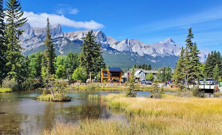 Vista de Canmore y montañas desde un sendero de caminata
