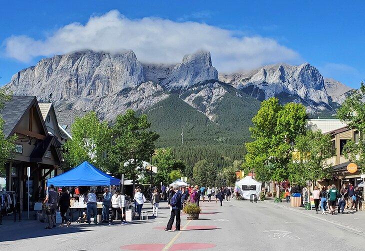 Centro de Canmore en verano