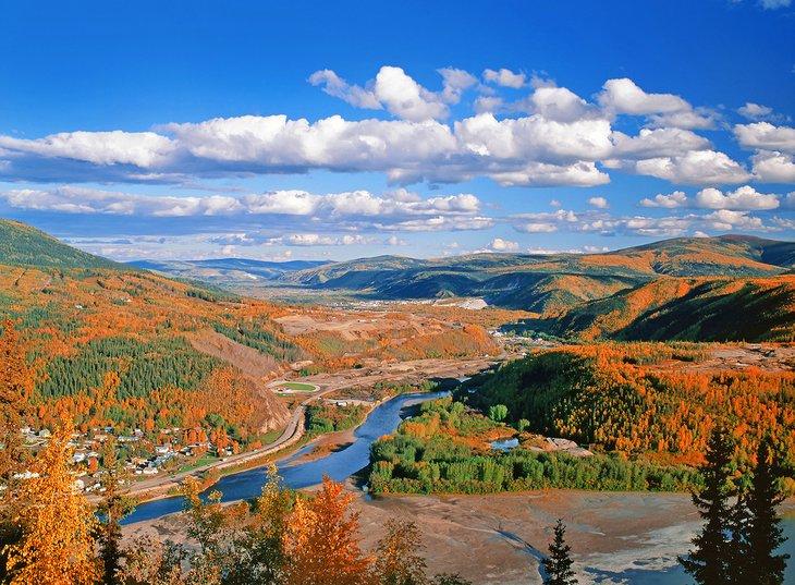Vista sobre Dawson City y los ríos Klondike y Yukon