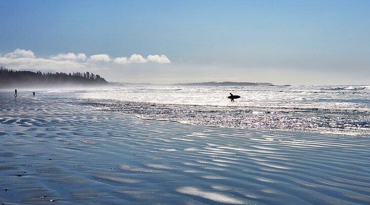 Surfista en las olas en Tofino