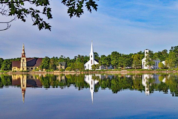 Tres iglesias a lo largo de Mahone Bay