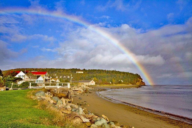 Arcoíris sobre el pueblo de Alma, New Brunswick