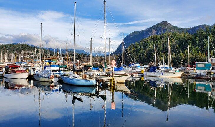 Botes en la costa en Squamish