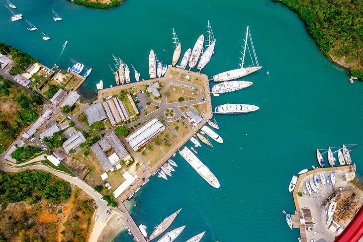 Hubschrauberflug über den Hafen von Antigua