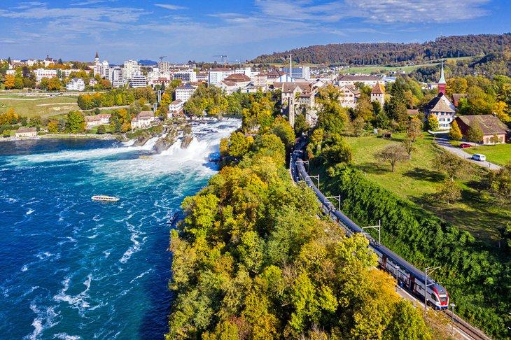 Vue aérienne d'un train près des chutes du Rhin