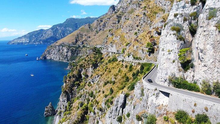Un coche conduciendo por la Costa de Amalfi