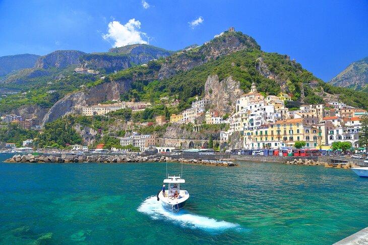 Un barco cerca del pueblo de Amalfi en la Costa de Amalfi
