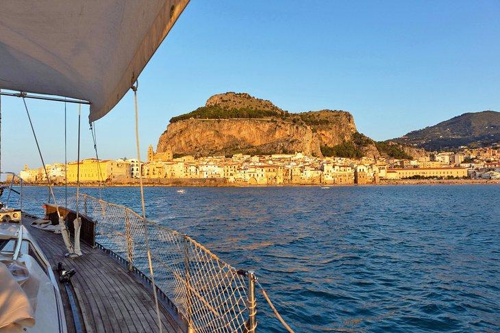 Vista de Cefalù desde un velero
