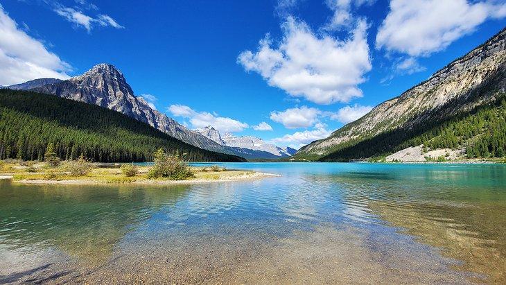 Lago Waterfowl a lo largo de la Icefields Parkway