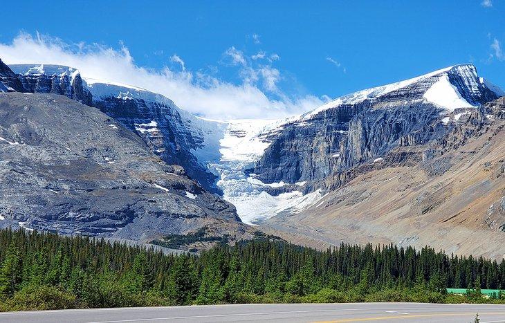Vista de un glaciar a lo largo de la Icefields Parkway