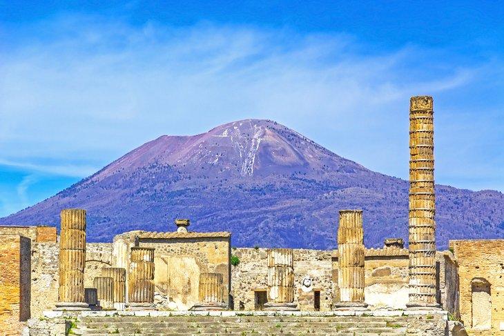 Ruinas de templos en Pompeya con el Monte Vesubio al fondo