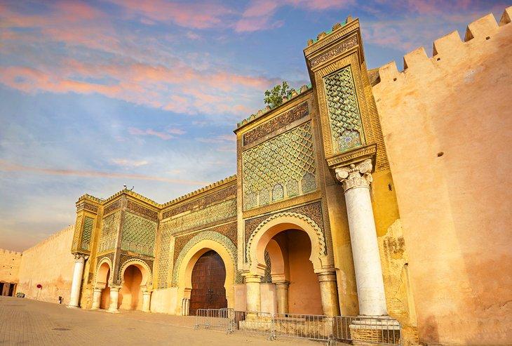 Puerta antigua y murallas de Bab El-Mansour en Meknes, Marruecos