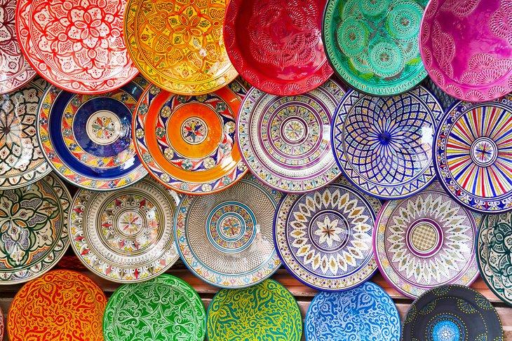Platos coloridos a la venta en el Mercado de Marrakech