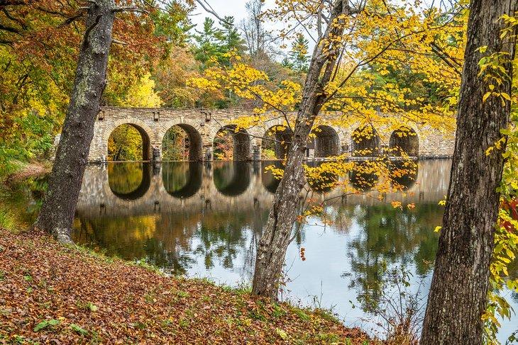 Puente sobre el Lago Byrd en el Parque Estatal Cumberland Mountain