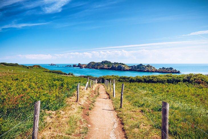 Sentier des Douaniers (El Camino de los Oficiales de Aduana) hacia Pointe du Grouin