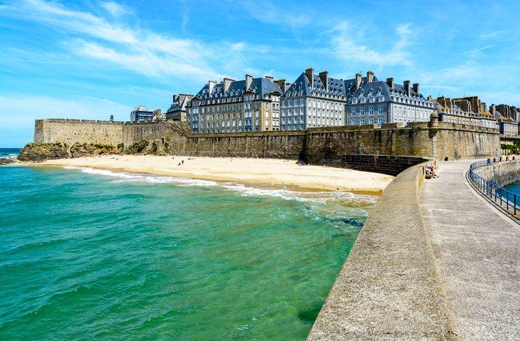 Vista de la ciudad amurallada de Saint-Malo y sus murallas