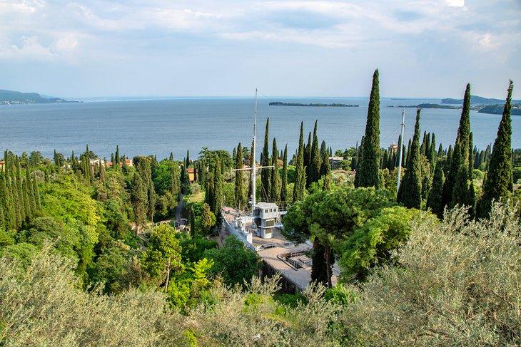Jardín en el Vittoriale d'Italia con el barco Puglia