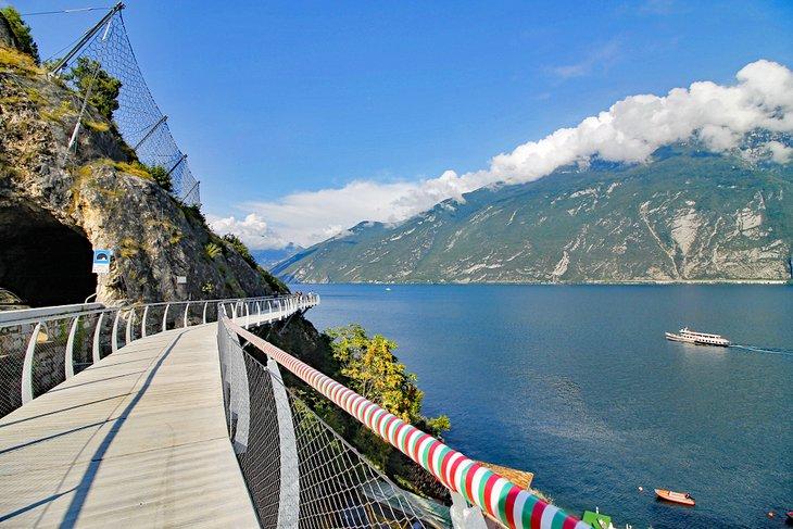 Sendero para bicicletas a lo largo del Lago de Garda