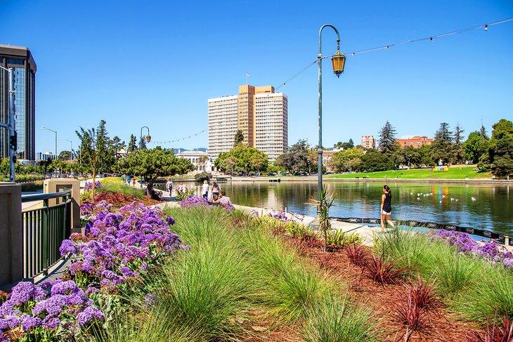 Sendero peatonal junto al Lago Merritt