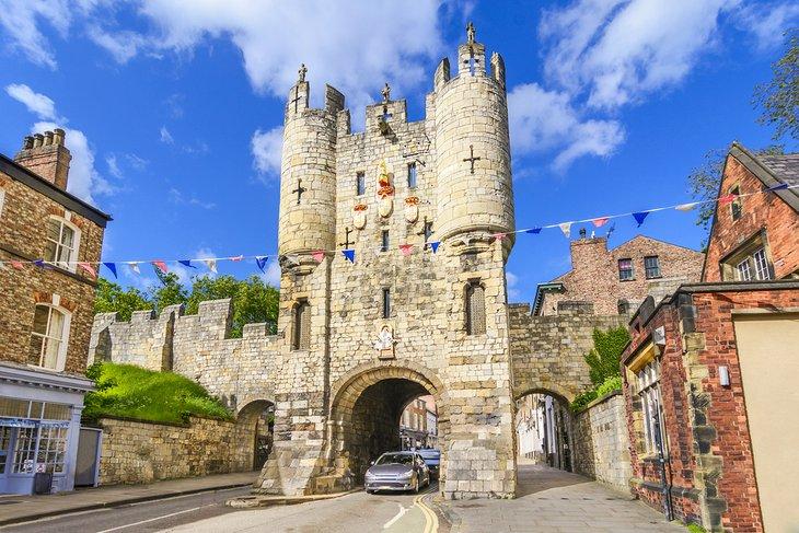 Coches pasando por Micklegate Bar, una antigua puerta medieval en York