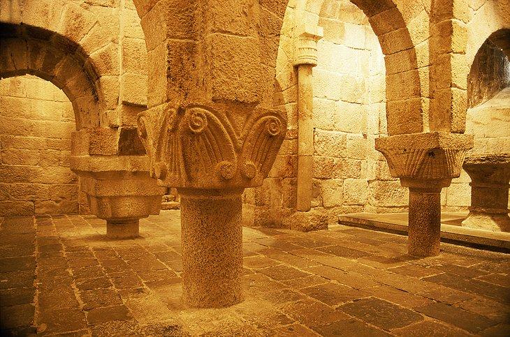 Monasterio de Leyre: Un Sereno Monasterio del Siglo XI