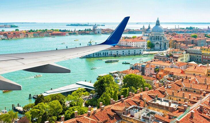 Ein Flugzeug, das über Venedig fliegt