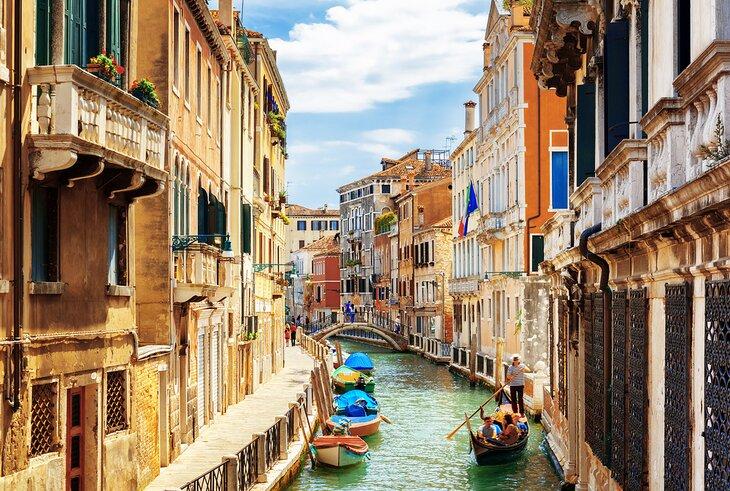 Boote und eine Gondel am Rio Marin Kanal in Venedig