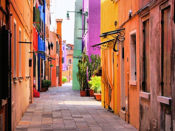 Bunte Gebäude säumen eine Straße in Burano, in der Nähe von Venedig