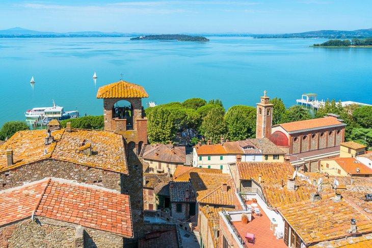 Passignano sul Trasimeno surplombant le Lago Trasimeno