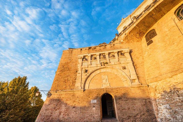 Porte Marzia à l'entrée de la forteresse Rocca Paolina