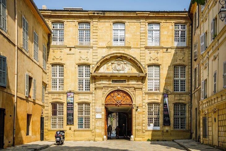 Musée des Tapisseries | JeanLucIchard / Shutterstock.com