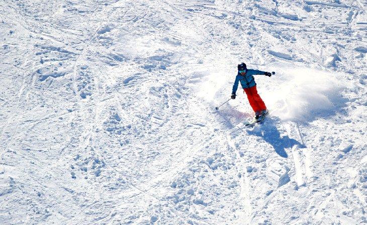 Junger Skifahrer auf der Piste