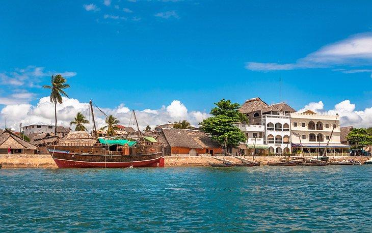 Promenade en bord de mer à Lamu
