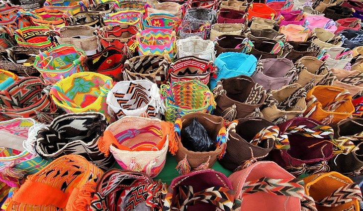 Bolsos a la venta en las calles cerca de la Plaza Bolívar
