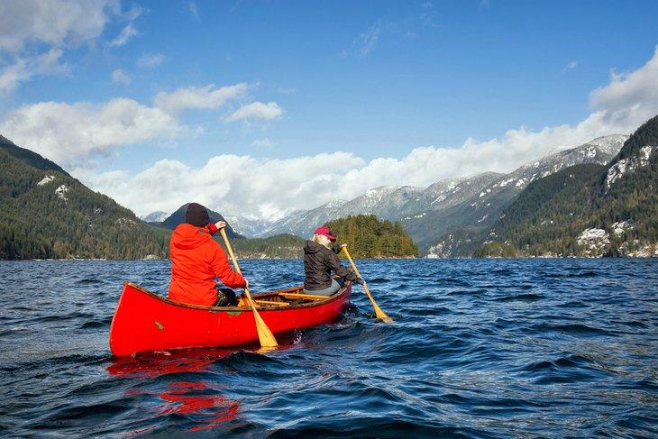 Remando una canoa en el fjordo Indian Arm