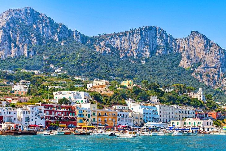 Edificios coloridos a lo largo de la costa de Capri