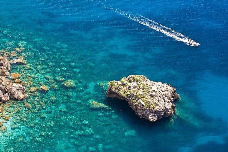 Taxi acuático deslizándose sobre las aguas cristalinas de Capri
