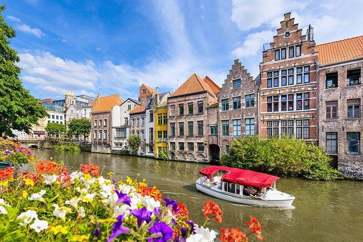Canal con flores en Gante