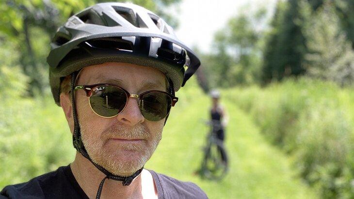 Auteur Bryan Dearsley sur une piste ferroviaire