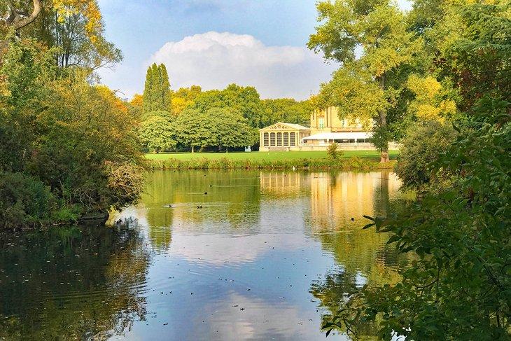 Lago y terrenos del jardín del Palacio de Buckingham